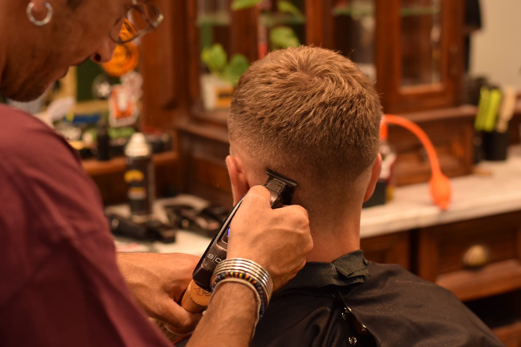 Clipper work on the neckline of a fade at Porem Barbershop Amsterdam